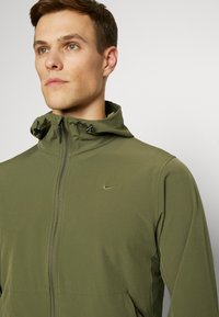 Nike Performance UNLIMITED - Trainingsjacke - medium olive/black