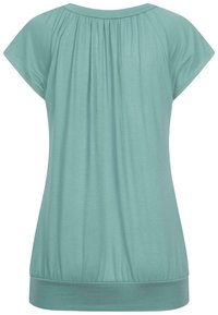 Een licht turquoise, kort mouwtop met een relaxed fit, voorzien van een geplooide achtereinde en een aansluitende tailleband. Zachte, gladde stoftextuur.