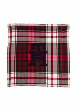 Coperta a scacchi con tonalità di rosso, marrone, grigio e bianco. Presenta un logo scuro al centro e un tessuto morbido e dalla texture piacevole.