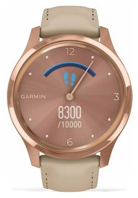 Orologio smartwatch rotondo con cassa in metallo color oro rosa, cinturino in pelle tan e quadrante marrone texturizzato. Visualizza il conteggio dei passi, con 8300 su 10.000.