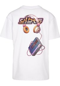 T-shirt blanc avec un graphisme vintage de lecteur cassette et casque audio reliés par un fil rose, au-dessus du texte stylisé « elbes » en violet et orange.