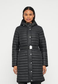 Czarna puchowa kurtka z poziomym pikowaniem, kapturem i paskiem w talii. Zapinana na zatrzaski, o gładkiej fakturze.