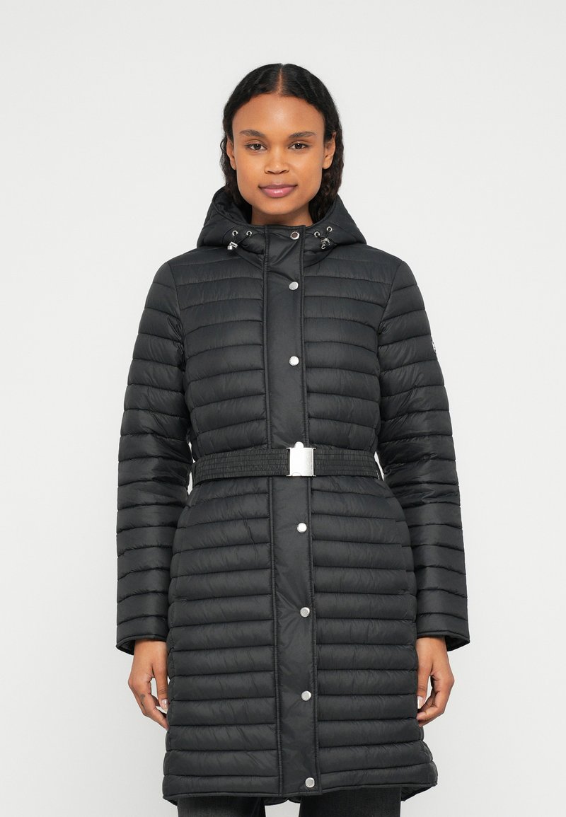 Czarna puchowa kurtka z poziomym pikowaniem, kapturem i paskiem w talii. Zapinana na zatrzaski, o gładkiej fakturze.