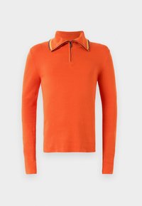 Polo tričko s dlhým rukávom v oranžovej farbe s polovičným zipsom na golieri, ktorý je ozdobený kontrastným prúžkovaným lemom v žltej a námorníckej modrej farbe.