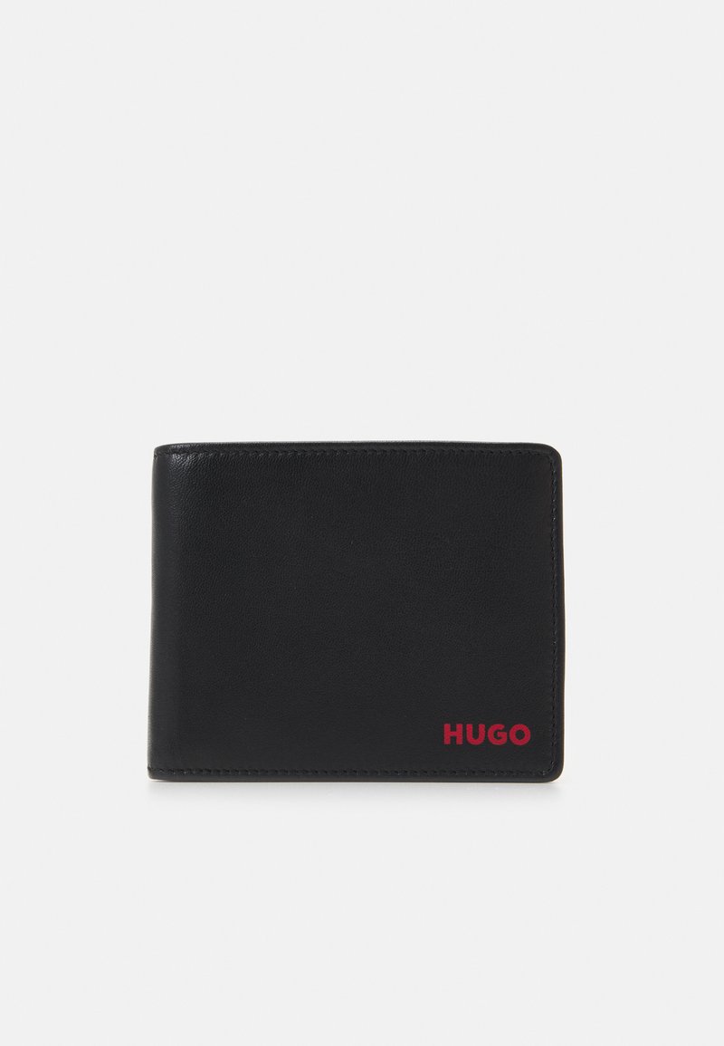 Carteira de couro preto com textura suave, design dobrável em duas partes e logotipo vermelho "HUGO" na frente. Apresenta costura limpa e estilo minimalista.