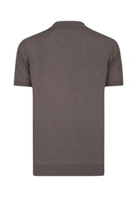 Polo de manga corta en marrón oscuro, hecho de un tejido de punto liso. Presenta un cuello clásico y puños y dobladillo acanalados.