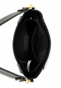 Mustast nahast käekott tekstuuriga pinnaga. Omab kuldse tooni lukk ja metallosad. Siseosas on üks lukuga tasku ja kaks avatud sektsiooni.