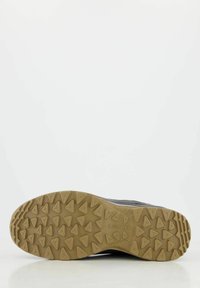 Trail-Schuh mit einem schwarzen synthetischen Obermaterial, strukturierten grauen Akzenten und einer robusten Gummisohle mit einem dreieckigen Profilmuster.