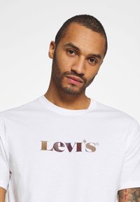 Levi's® RELAXED FIT - Printtipaita - neutrals