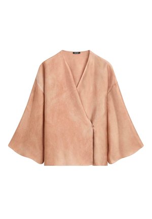 Jasnobrązowa zamszowa kurtka w stylu kimono z szerokimi rękawami i głębokim dekoltem w kształcie litery V, zapinana na zakładkę z przodu.