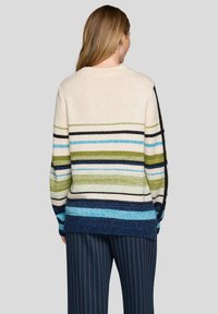 Gestreifter Pullover in Creme, Grün, Schwarz, Blau und Marineblau; locker geschnittenes Design; gerippter Saum; Strickstruktur; lange Ärmel.