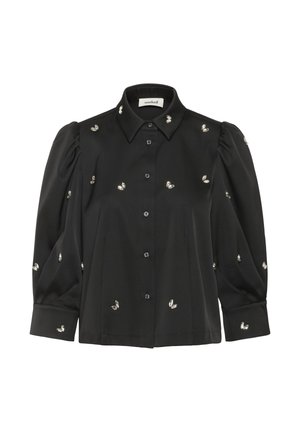 Zwarte blouse met knoopsluiting en gepofte lange mouwen, met kristallen versieringen verspreid over de voorkant, mouwen en kraag, en een klassieke puntkraag.