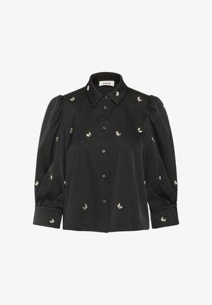 Blusa negra de botonadura con mangas largas abullonadas, decoraciones de cristal esparcidas por el frente, las mangas y el cuello, y un clásico cuello puntiagudo.