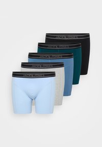 Cinque paia di boxer da uomo in vari colori: azzurro chiaro, grigio, teal, nero e blu navy, dotati di cinturini elastici con il marchio "JACK & JONES".