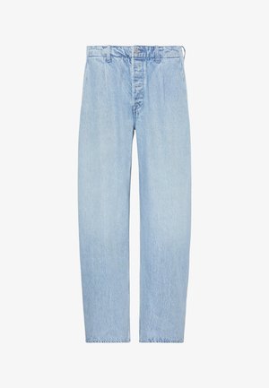Hellblaue Jeans mit hoher Taille und geradem Bein, mit Knopf- und Reißverschluss, Gürtelschlaufen und Seitentaschen, flach auf weißem Hintergrund präsentiert.