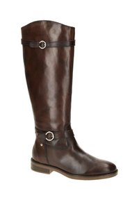 Bota de cuero marrón hasta la rodilla con un diseño elegante, que presenta una correa decorativa con una hebilla circular plateada y un tacón bajo.