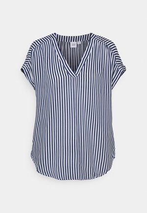 Blouse à manches courtes avec rayures verticales bleu marine et blanches et col en V, présentée sur fond blanc.