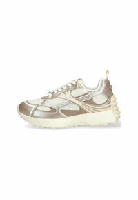 Sneaker sportive con una toma superiore in rete beige e bianca, accenti argento, una suola spessa e testurizzata, e un linguetta posteriore per indossarle facilmente.