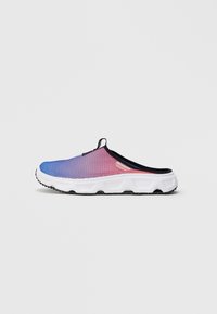 Mokasyny z siateczki z gradientem od niebieskiego do różowego, czarną lamówką i pętelką do zakładania, z teksturowaną cholewką i lekką białą podeszwą.