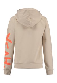Felpa beige con vestibilità ampia, tasca frontale a marsupio e cappuccio con cordino. Presenta un grande testo arancione "YEAH" sul maniche sinistro.