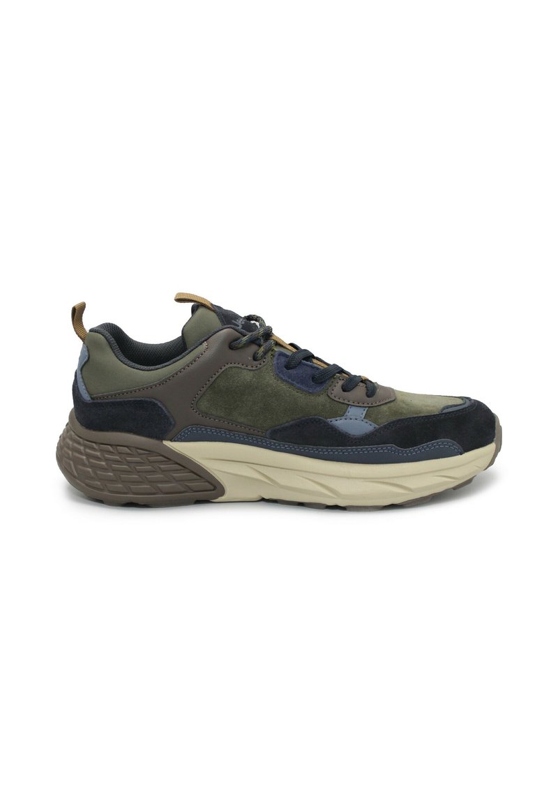 Sneakers con un mix di materiali verde scuro, blu navy e marrone, caratterizzati da una suola intermedia texturizzata e una forma arrotondata. Comprendono lacci e un linguetta per il pull.