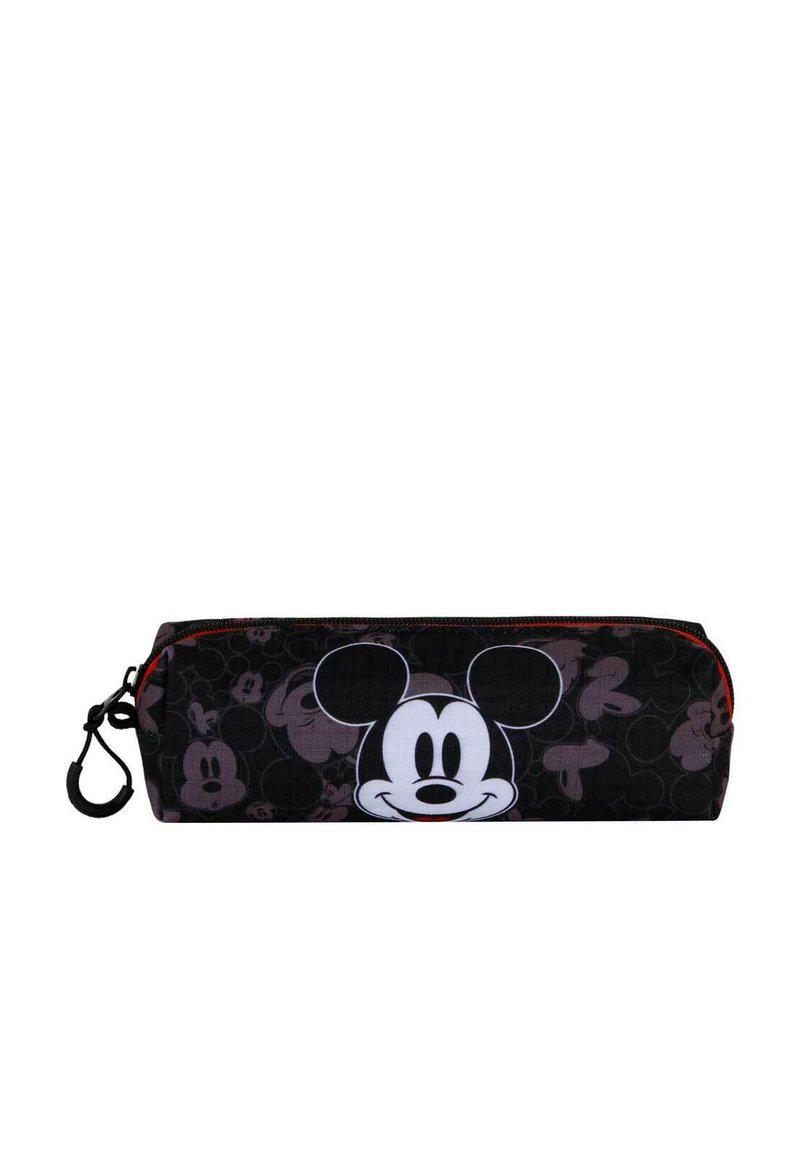 Trousse noire avec un visage blanc emblématique de Mickey Mouse, une fermeture éclair rouge et des motifs subtils de Mickey sur une surface texturée.