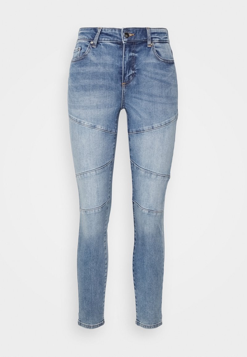 Vaqueros azules de mezclilla con cintura alta, cierre de botón y cremallera, y detalles de costuras en paneles en la parte frontal de las piernas.