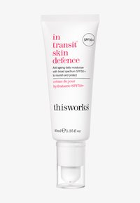 Weiße Quetschtube mit einer klaren Pumpe. Mit pinkem Text und schwarzem Branding. Enthält 40 ml Anti-Aging-Feuchtigkeitscreme mit SPF 50+.
