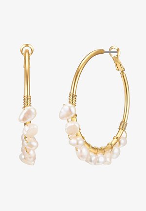 Guld hoops øreringe prydet med uregelmæssigt formede hvide perler, med metaltrådselementer og et sikkert låsemekanisme for nem påføring.