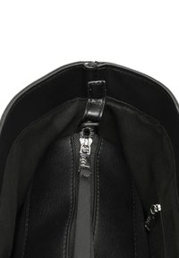 Notranjost črne usnjene torbice, ki vključuje žep z zadrgo, gladko teksturo in srebrno strojno opremo; širok vhod z temno tkanino podlogo.