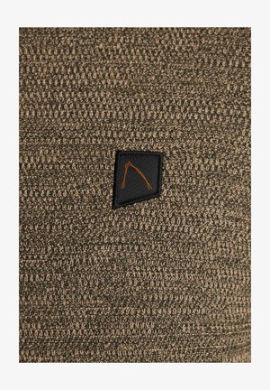 Fonal szövet földszínekben, textúrált felülettel. Feketepatch jellemzi, narancs háromszög mintával, amely kiemelkedő részletet ad.