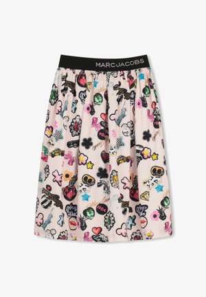 Jupe rose avec une ceinture élastique noire, ornée de patchs cartoon colorés comprenant des cœurs, des fleurs, des étoiles, des taxis et la Statue de la Liberté.