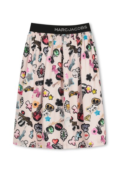 Jupe rose avec une ceinture élastique noire, ornée de patchs cartoon colorés comprenant des cœurs, des fleurs, des étoiles, des taxis et la Statue de la Liberté.