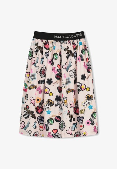 Jupe rose avec une ceinture élastique noire, ornée de patchs cartoon colorés comprenant des cœurs, des fleurs, des étoiles, des taxis et la Statue de la Liberté.