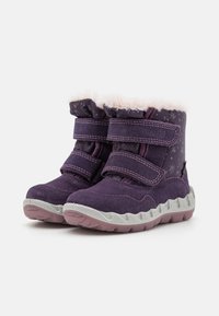 Bottes d'hiver violettes en peau suédée avec une doublure en peluche rose, dotées de deux bandes Velcro et d'une semelle en caoutchouc gris texturé.