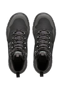 Czarne buty trekkingowe posiadają teksturowaną cholewkę, wzmocniony czubek oraz odblaskowe sznurowadła z metalowymi elementami, zaprojektowane z myślą o trwałości i przyczepności.