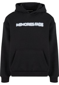Zwarte hoodie met een voorzak, ribgebreide manchetten en een fuzzy witte tekst "MEMORIES FADE" op de borst.