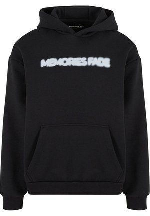 El sudadera con capucha negra presenta un bolsillo frontal tipo pouch, puños acanalados y un gráfico de texto blanco difuso que dice "LOS RECUERDOS SE DESVANECEN" en el pecho.