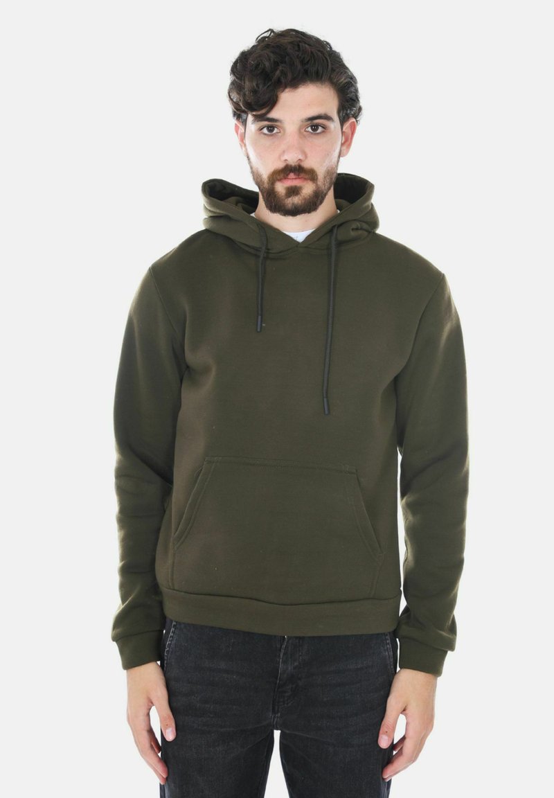 Felpa verde oliva realizzata in un tessuto morbido, con tasca a marsupio, cappuccio con cordino e orlo e polsini a costine. Indossata con jeans scuri.