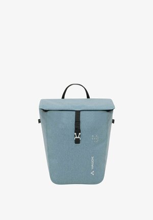 Blauer, recycelter Stoffrucksack mit Rollverschluss, verstellbarem Tragegurt und silbernen Beschlägen. Logo auf der Seite bedruckt. Rechteckiges Design.