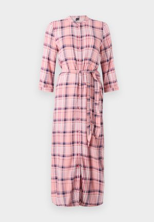 Μακρύ φόρεμα σε ροζ καρό σχέδιο, με μακριά μανίκια, κουμπιά μπροστά και ζωνάκι στη μέση. Κατασκευασμένο από ελαφρύ ύφασμα με λεία υφή.
