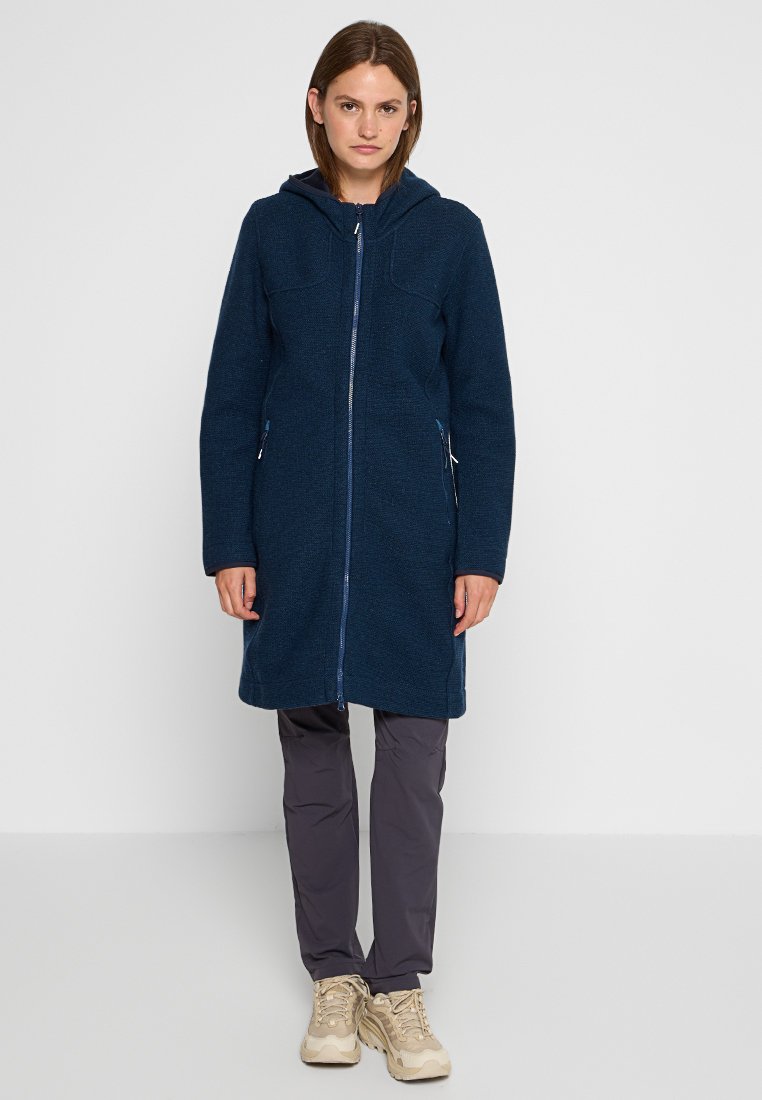 Cappotto lungo con cappuccio di colore blu navy, realizzato in tessuto testurizzato, con zip a lunghezza totale, due tasche frontali e una vestibilità comoda.