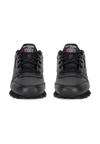 Crne atletske cipele s glatkom kožnom gornjom čašicom, zaobljenim vrhom i klasičnim vezanjem. Imaju teksturirani gumeni potplat i detalje s logotipom.