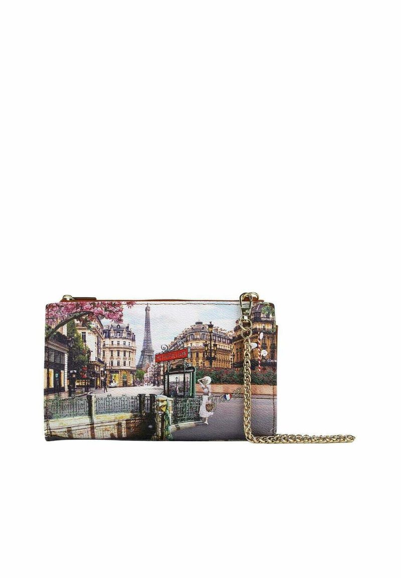 Borsa a tracolla con un'immagine di una scena di strada parigina, realizzata in materiale sintetico, con una tracolla a catena, colori vivaci e dettagli stampati intricati.