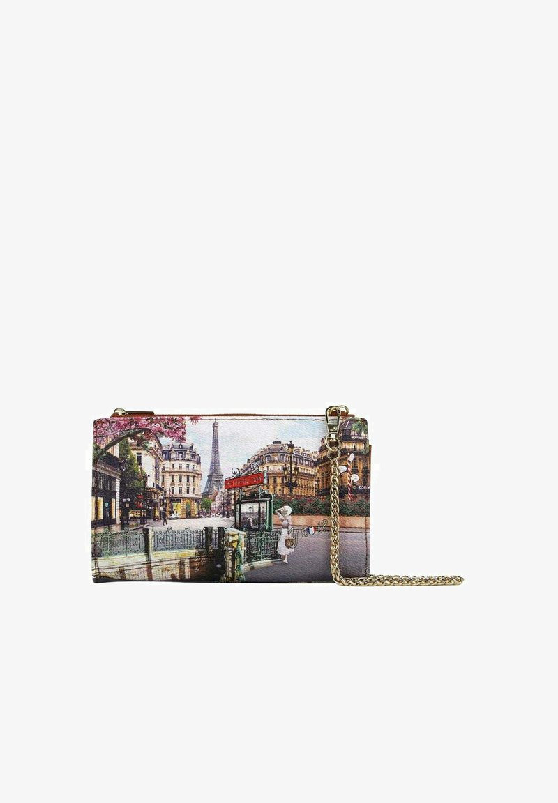 Borsa a tracolla con un'immagine di una scena di strada parigina, realizzata in materiale sintetico, con una tracolla a catena, colori vivaci e dettagli stampati intricati.