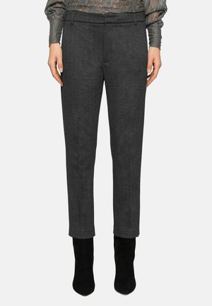 Pantalon sur mesure gris foncé avec un motif pied-de-poule subtil, coupe slim, passants de ceinture et texture lisse, associé à des bottes noires à talons.