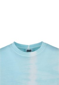 T-shirt bleu clair à col rond avec une rayure verticale en tie-dye blanc au centre et l'étiquette "Urban Classics" à l'intérieur du col.