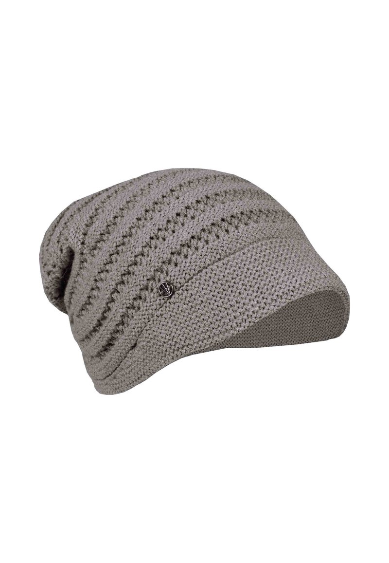 Berretto slouchy grigio lavorato a maglia con strisce diagonali textured e un piccolo pin rotondo in metallo sul lato.