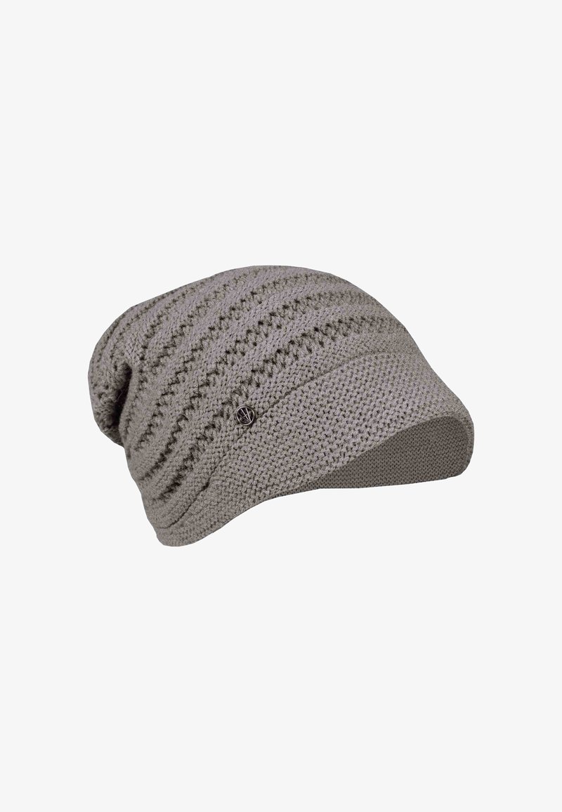 Căciulă gri tricotată, cu un stil lejer, decorată cu dungi diagonale texturate și un mic pin metalic rotund pe lateral.