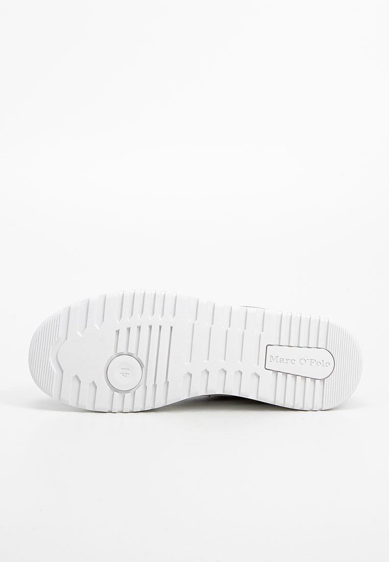 Weiße Sneaker-Sohle mit horizontalen und vertikalen Rillen, Etikett mit der Aufschrift "Marc O'Polo", kreisförmiges Akzentdetail an der Seite und rundem Zehenbereich.